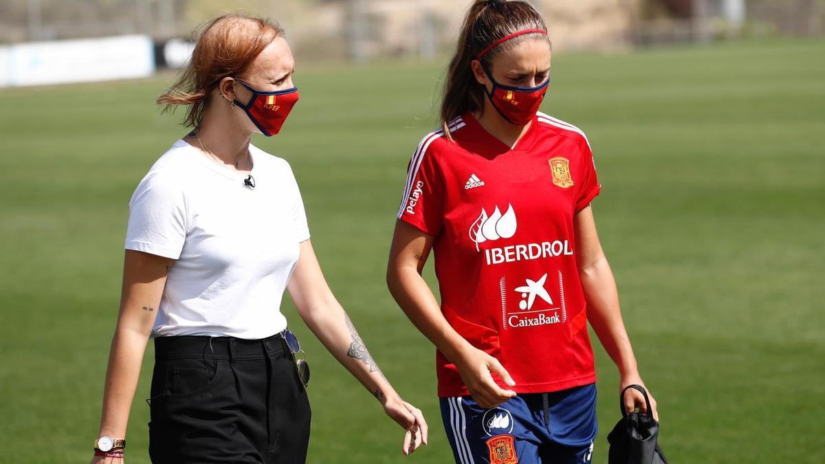 Torrecilla junto a Alexia Putellas, excompañeras en el Barcelona.