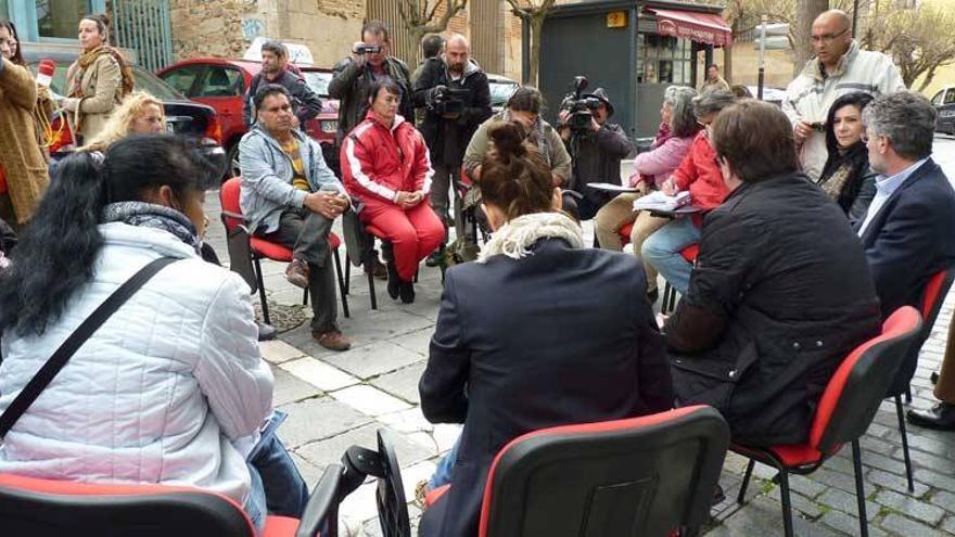 Prohíben la entrada a la Asamblea de Extremadura de siete miembros de la plataforma de la renta básica