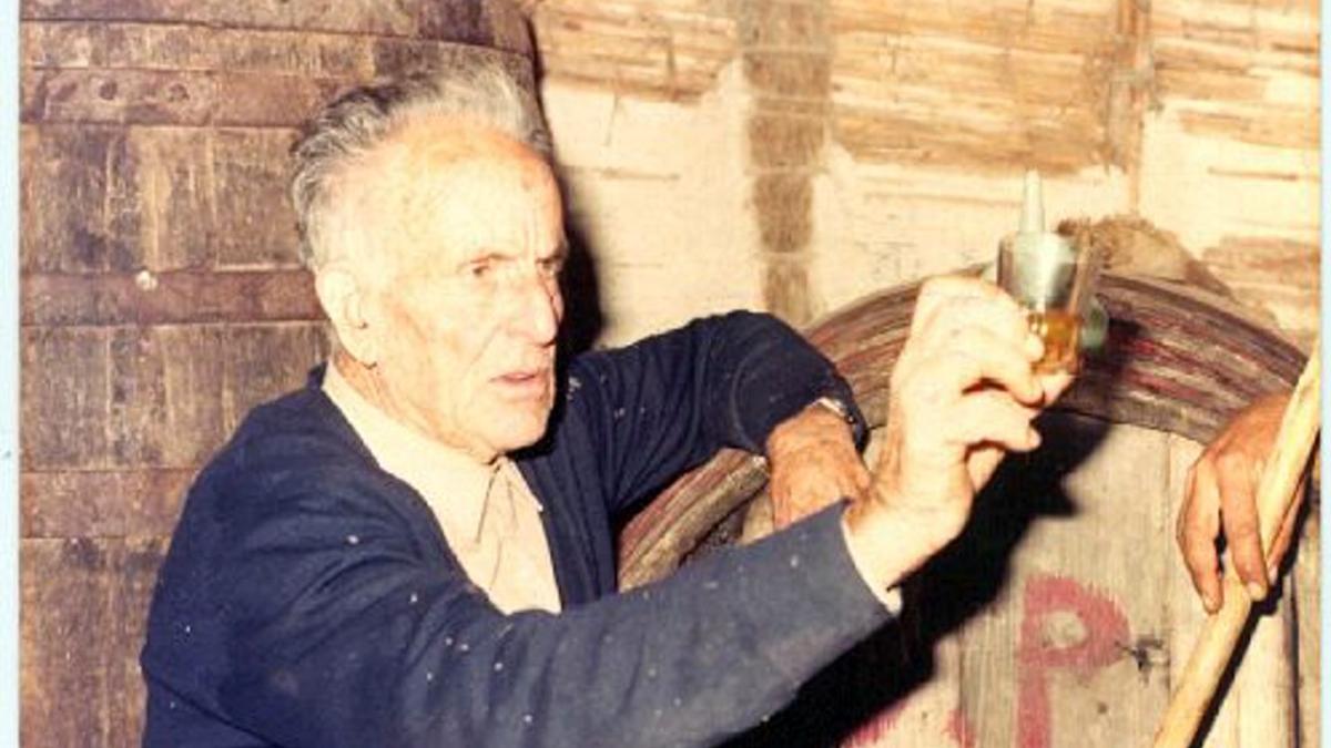 El vinatero Joaquín Torregrosa Maciá en la bodega de la finca de Las Palmeras del parque natural