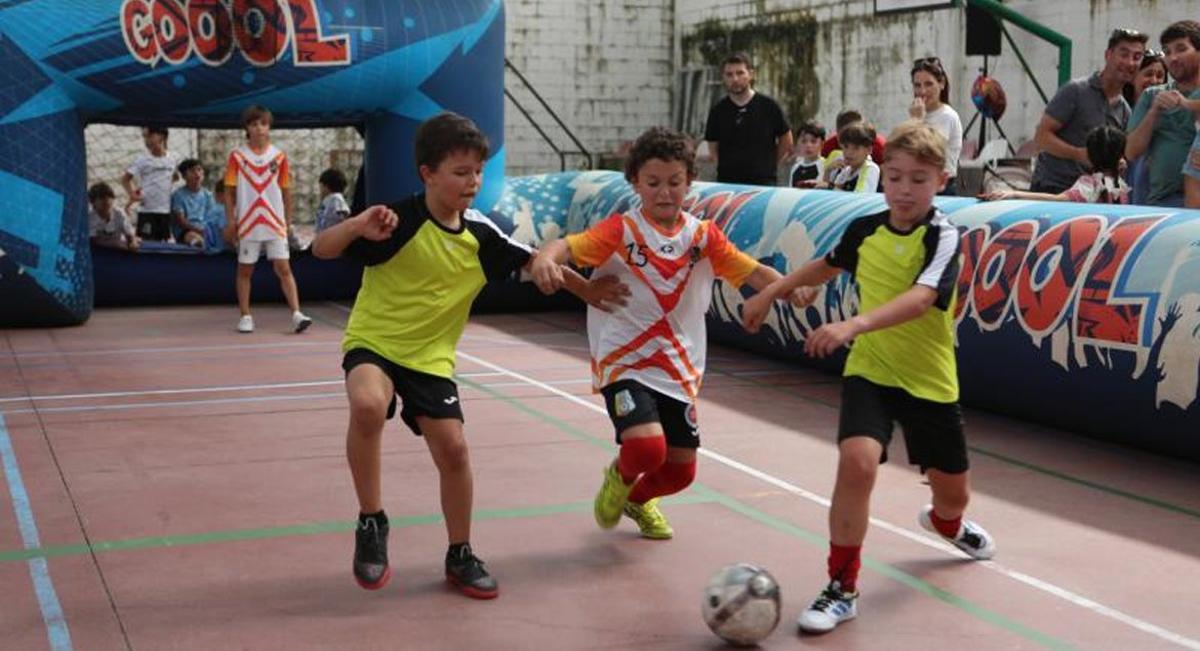 Participantes en el torneo de 3x3 de fútbol sala en el Pérez Viondi. | BERNABÉ/ AMANDA CASTRO