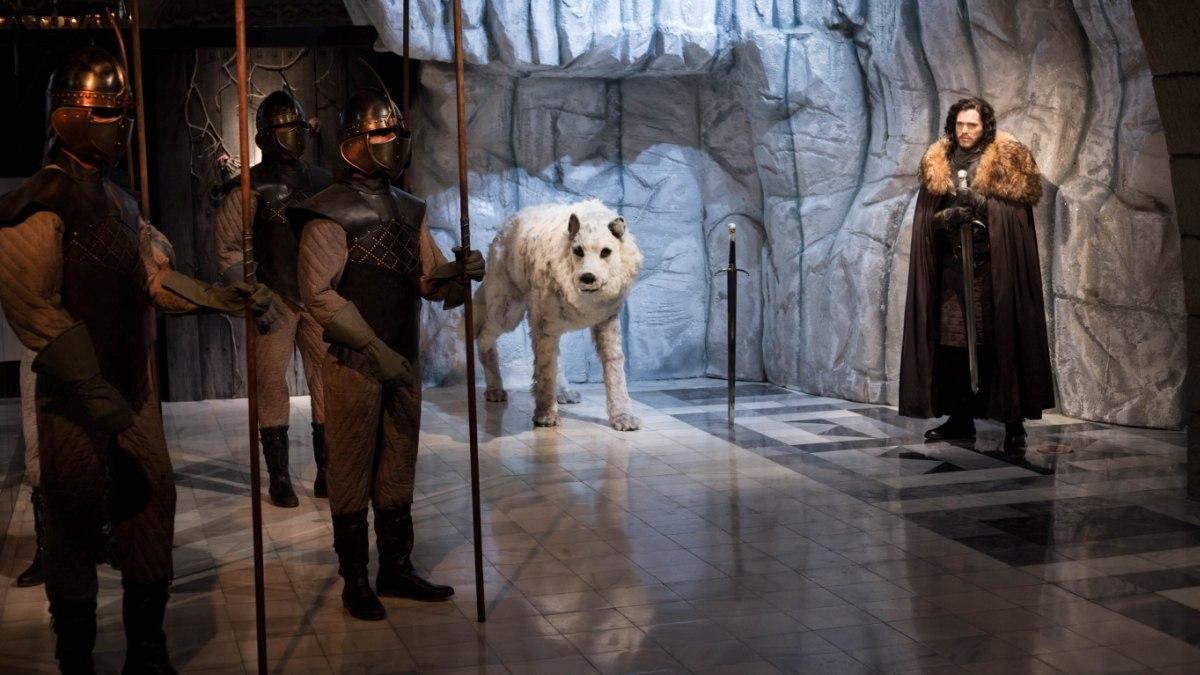 En el espacio de 'Juego de Tronos' se encuentran Jon Snow, un lobo huargo y los Inmaculados.