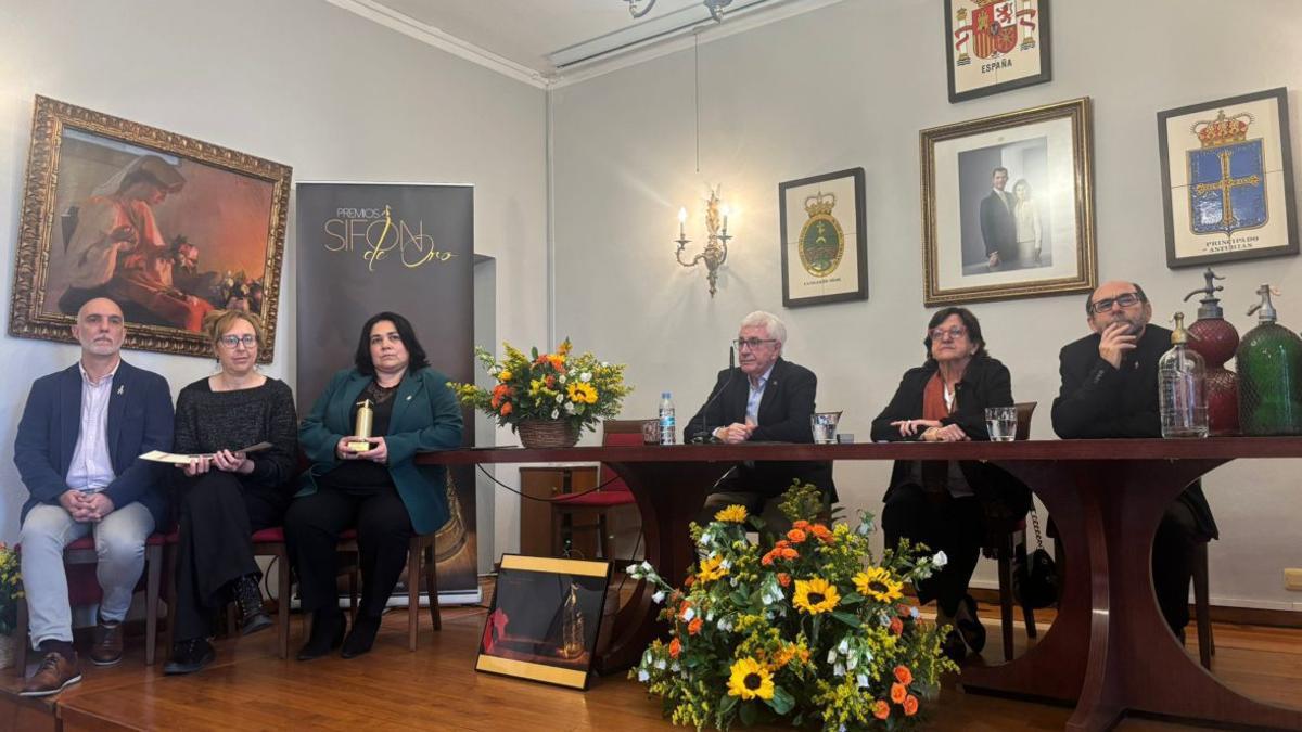 Por la izquierda, Javier Torroba, Raquel Muñoz, Covadonga Vega, Pedro Carrio, Marga Cimentada y Luis Salcines durante el acto.