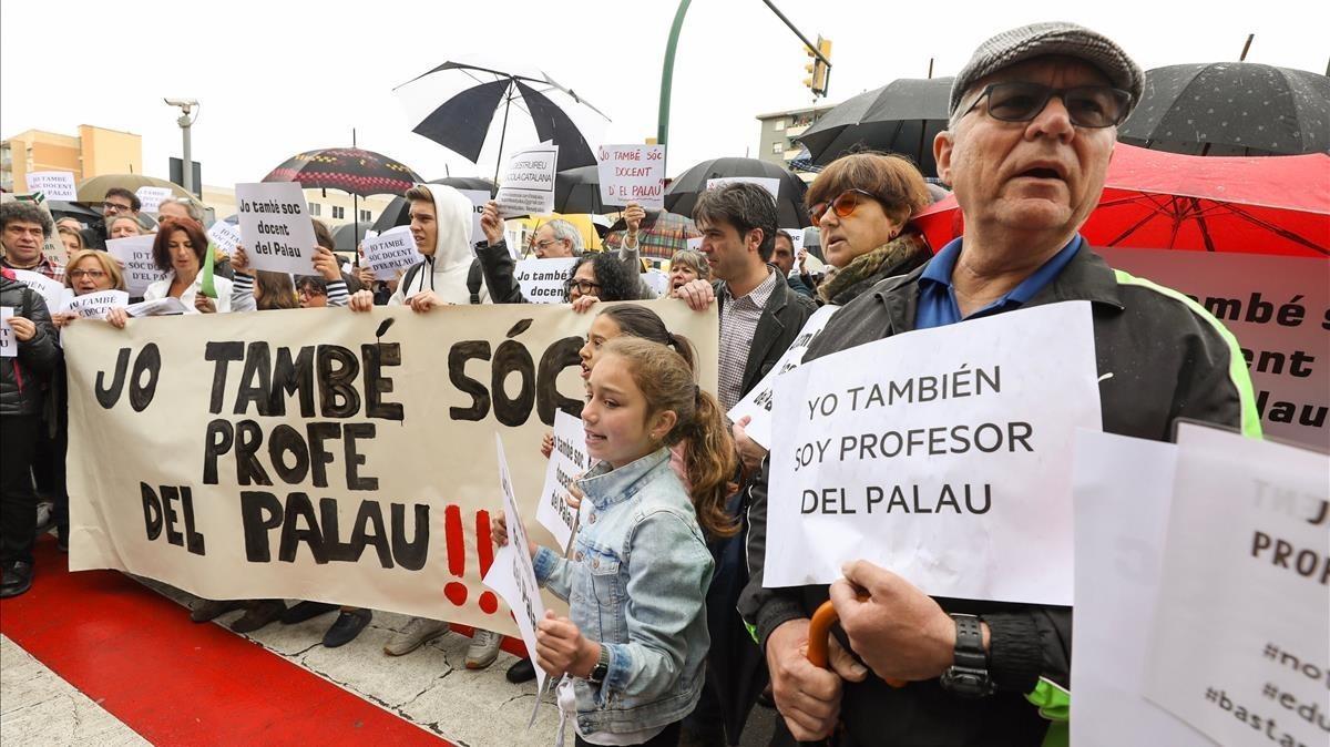 Manifestación en solidaridad de los profesores del IES Palau, en Sant Andreu de la Barca.