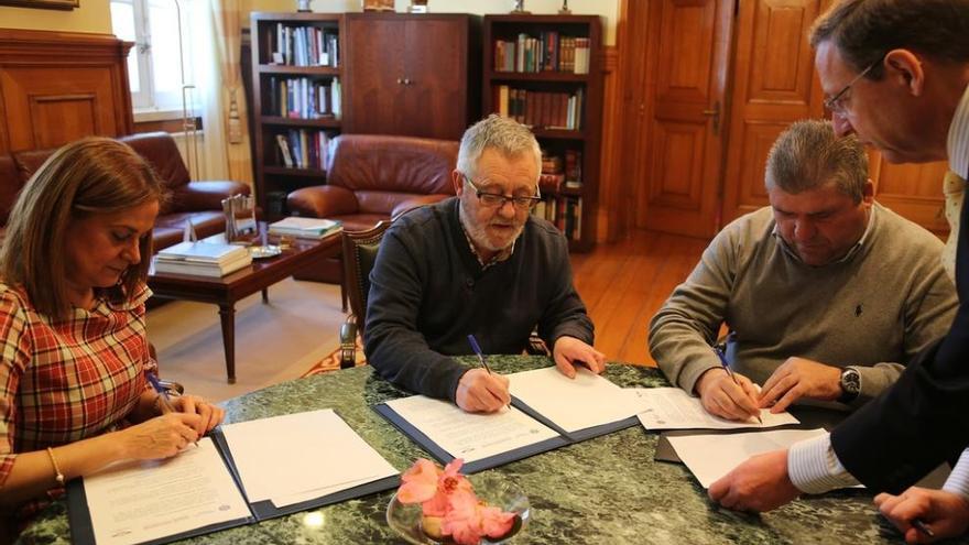 Carmela Silva, Xosé Manuel Pazos y Luis Guimeráns, en la firma del convenio.