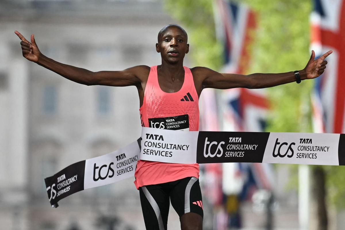 Sabastian Sawe, tras batir el récord del mundo de maratón en Londres.