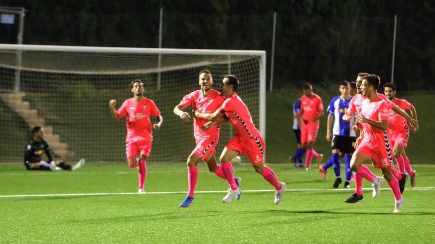 Los jugadores del Alcoyano celebran un gol en Liga.