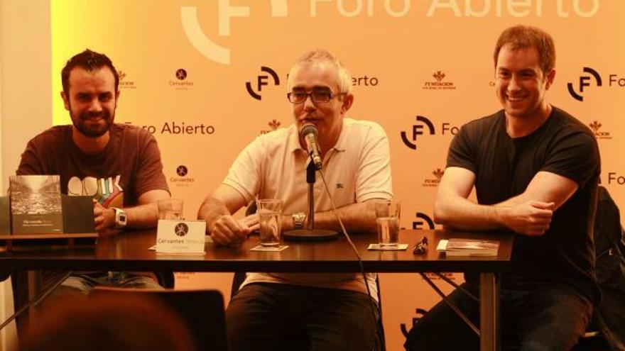 Samuel Castro (izquierda), Antón García y José Ángel Gayol, durante la presentación del libro.