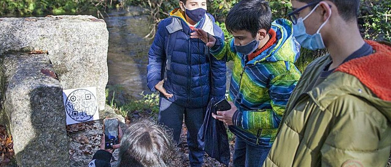 Alumnos do IES Marco do Camballón, na ponte
que comunica as illas de Gres e (abaixo) lendo un
código dixital cos seus móbiles. | // BERNABÉ/ANA AGRA Alumnos do IES Marco do Camballón, na ponte
que comunica as illas de Gres e (abaixo) lendo un
código dixital cos seus móbiles. | // BERNABÉ/ANA AGRA