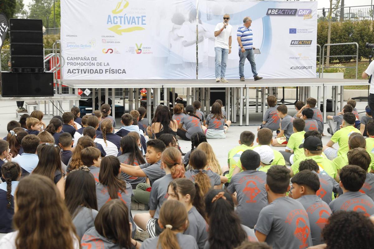 Body combat, coreografías, visitas de deportistas: así se mueven en Oviedo por los hábitos saludables más de 1.500 niños y niñas, en imágenes