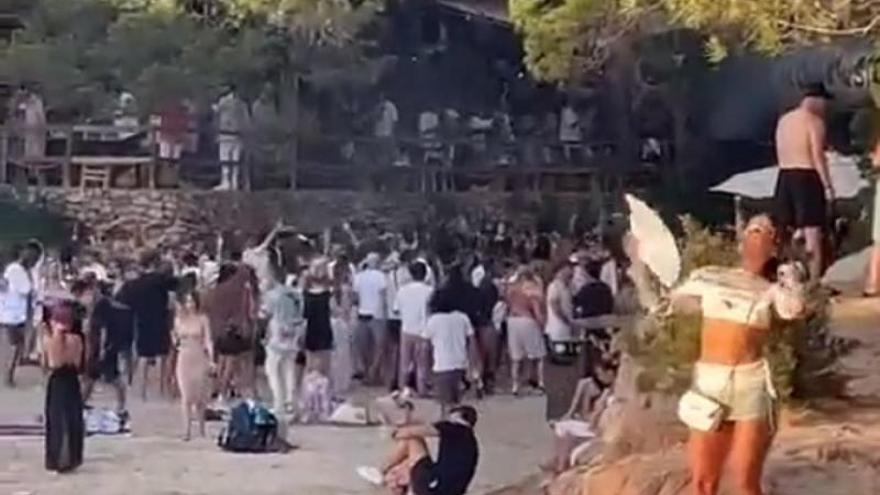 Captura de pantalla del video difundido por Antonio Lorenzo en X de la fiesta en cala Gracioneta. | X @ANTONIOLOBU