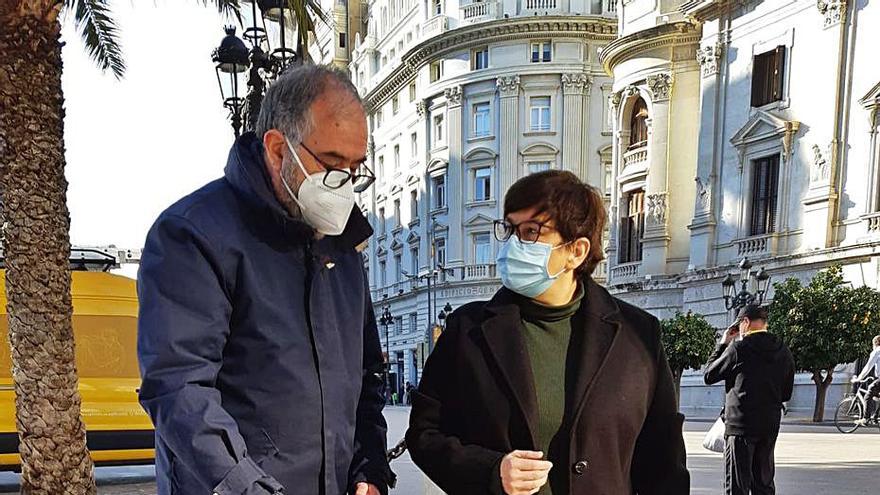 Luisa Notario ahir junt a la placa de l’Ajuntament. | A.V.