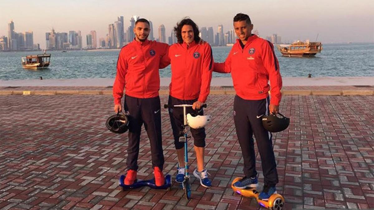 Kurzava, Cavani y Marquinhos, en patinete en el stage de Doha