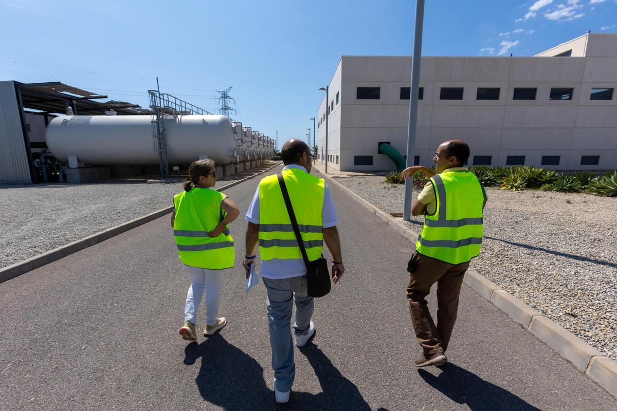 A la izquierda, zona de pretratamiento de filtratación cerrada