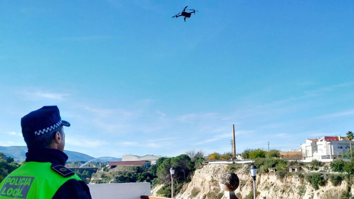 Un agente de la Policía Local controla uno de los dos drones adscritos al servicio.