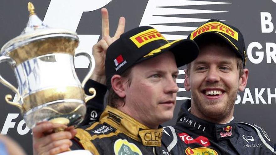 Sebastian Vettel, a la derecha, celebra en el podio su victoria en el circuito de Shakir junto al finlandés Raikkonen, segundo con Lotus. | efe
