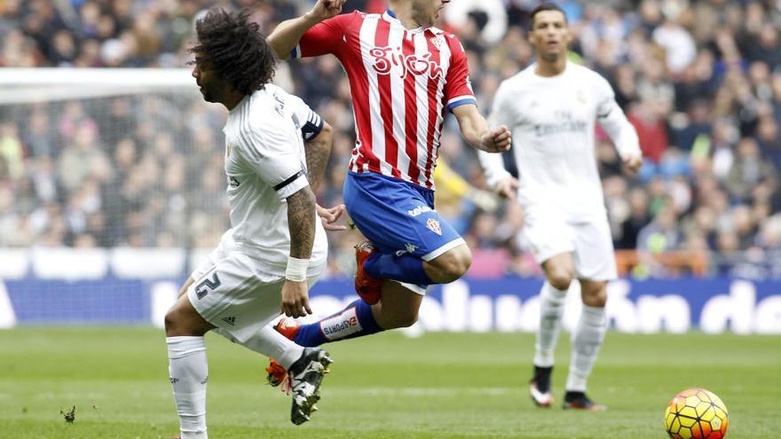 Jony logra regatear a Marcelo ante la mirada en la lejanía de Cristiano Ronaldo.