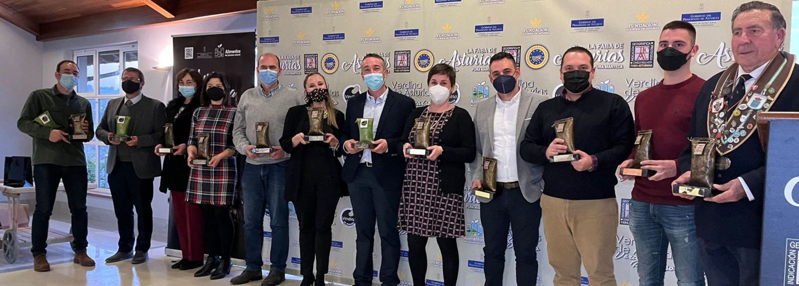 Foto de familia de los premiados que asistieron a la gala: por la izquierda, Víctor Verdasco, Javier Nievas, Carmen García, Ana Acebedo, José Blanco, Isabel Rubio, Sergio Suárez, Rocío Martínez, Moisés Pulido, Luis Miguel Rodríguez, Andrés García y José Ramón Villa. | I. G.