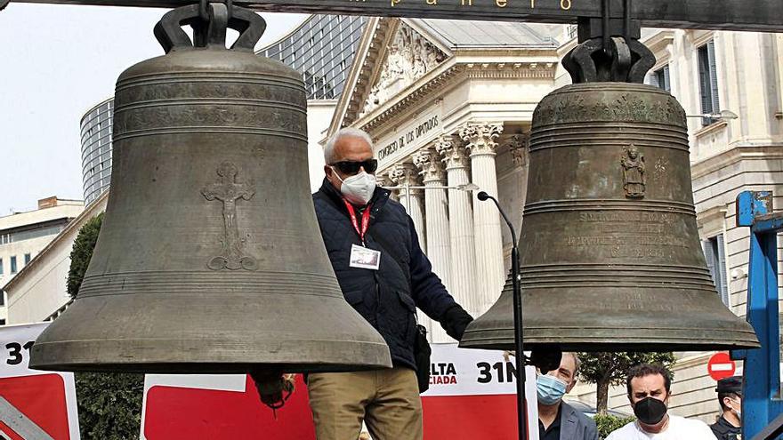 Un hombre toca dos campanas frente el Congreso. | J. L. - Ical