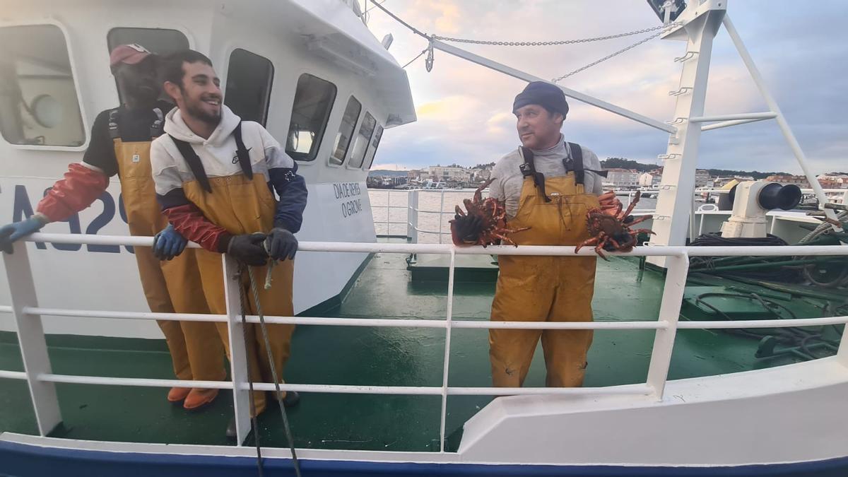 Marineros en el puerto de O Grove, este lunes.