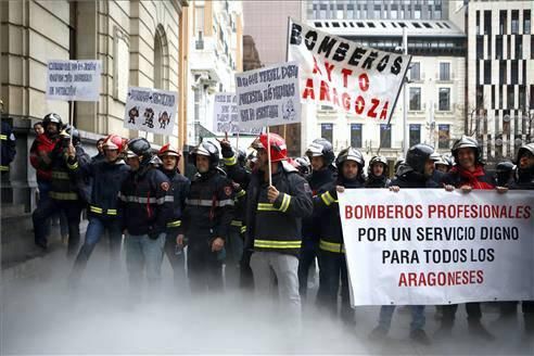 Concentración de bomberos en Zaragoza