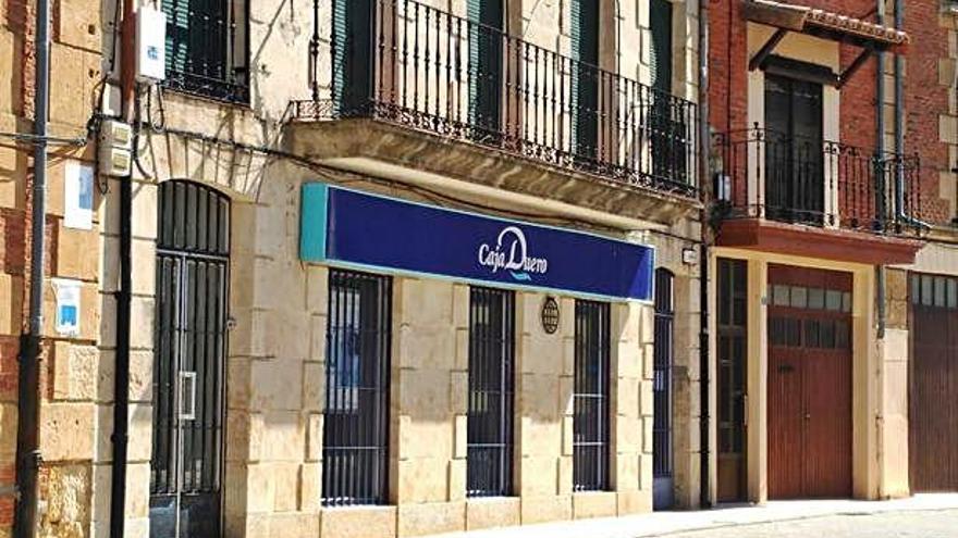 Exterior de la oficina bancaria atracada ayer en Corrales del Vino.