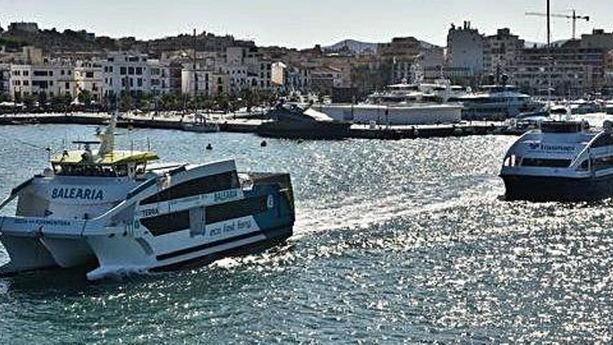 Dos barcos zarpan del puerto de Ibiza con destino a la Savina, el verano pasado.