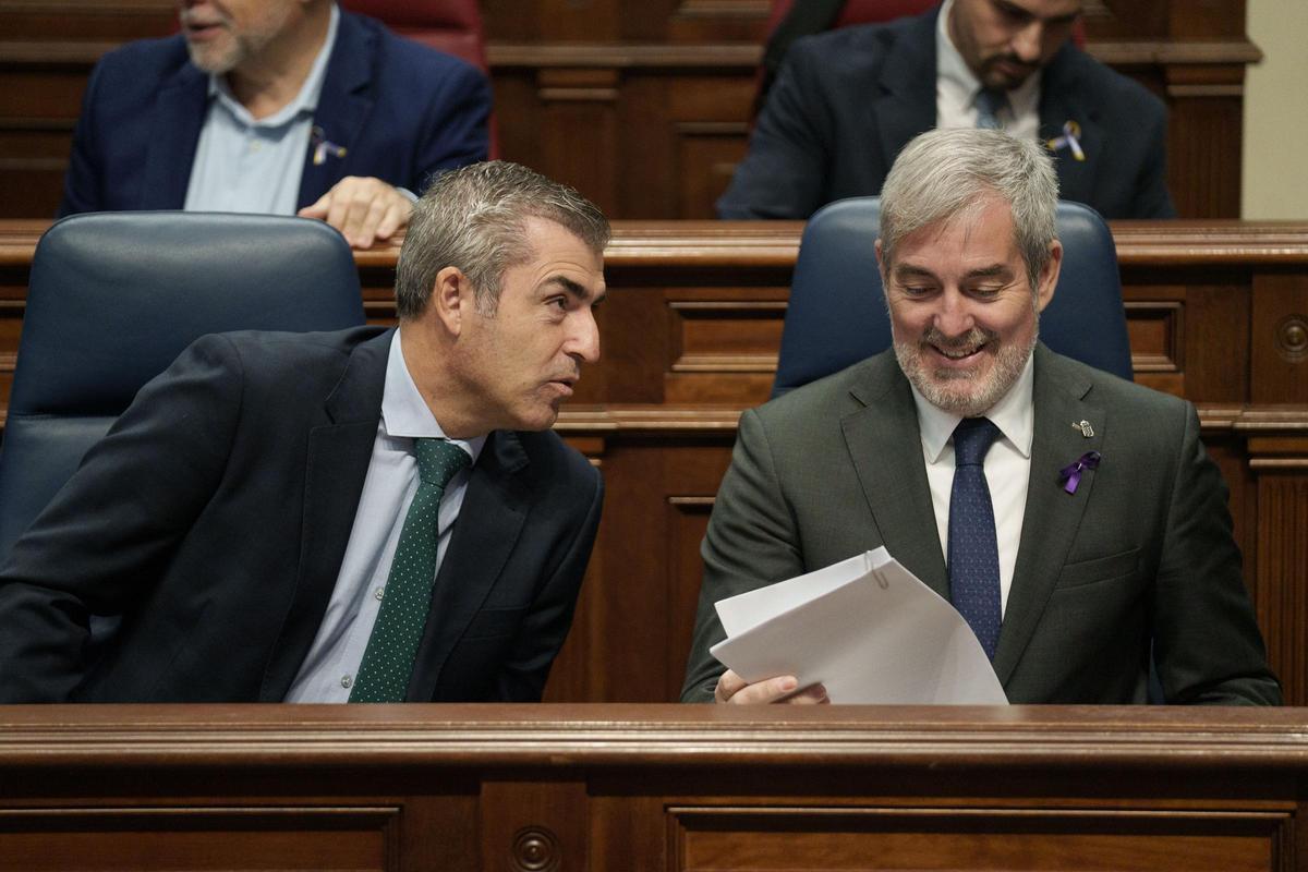 Foto de archivo del presidente Fernando Clavijo (d) y su vicepresidente Manuel Domínguez en sus escaños del Parlamento