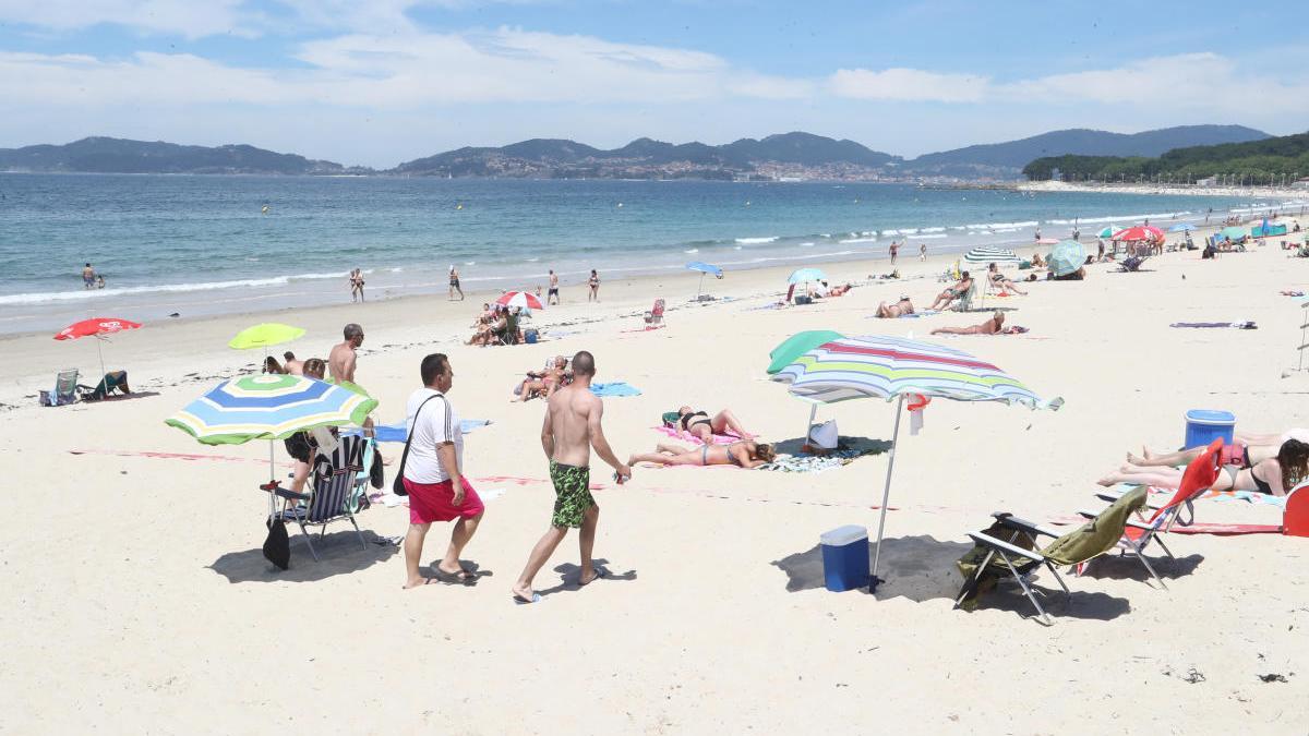 Bañistas en Samil el pasado fin de semana. // R. Grobas