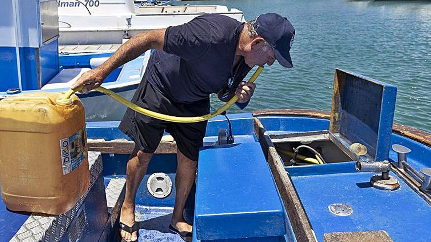 Los pescadores de Corralejo exigen al Gobierno una gasolinera en el muelle