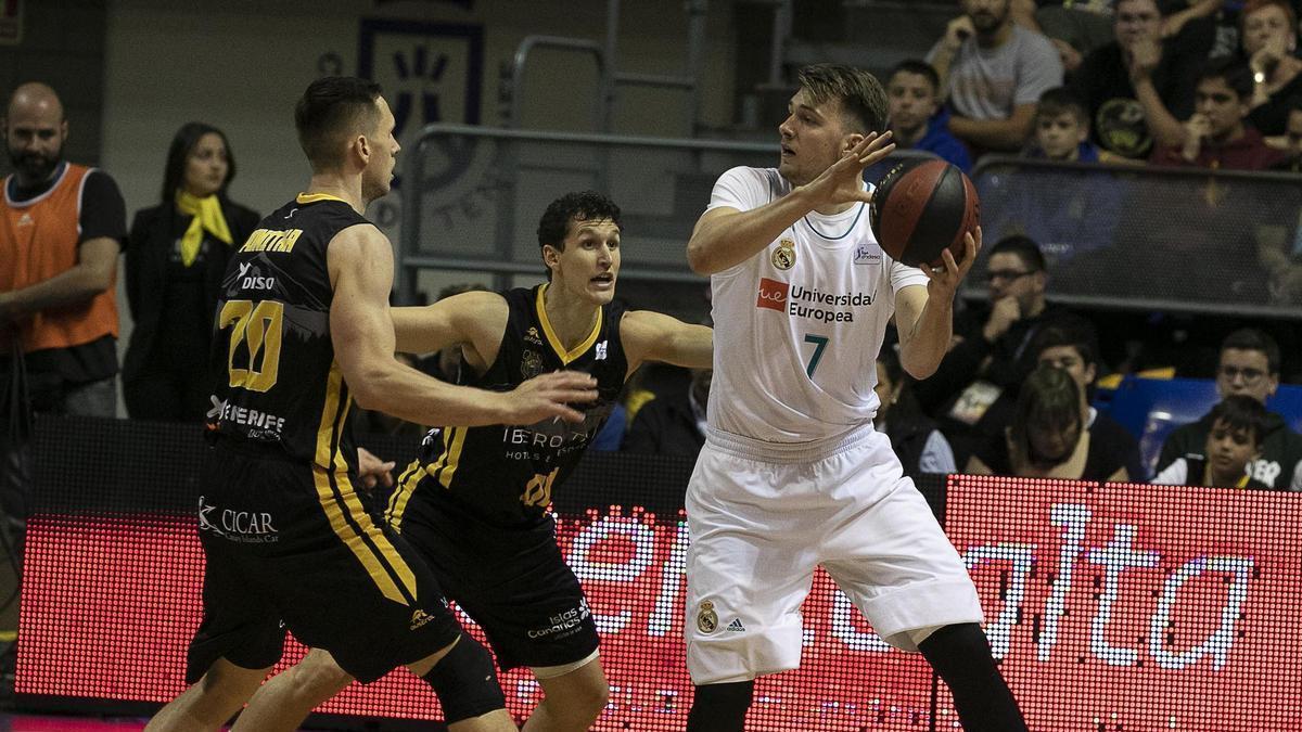 Mateusz Ponitka y Rodrigo San Miguel defienden a Luka Doncic en el Canarias-Real Madrid de 'playoff' en la 17/18