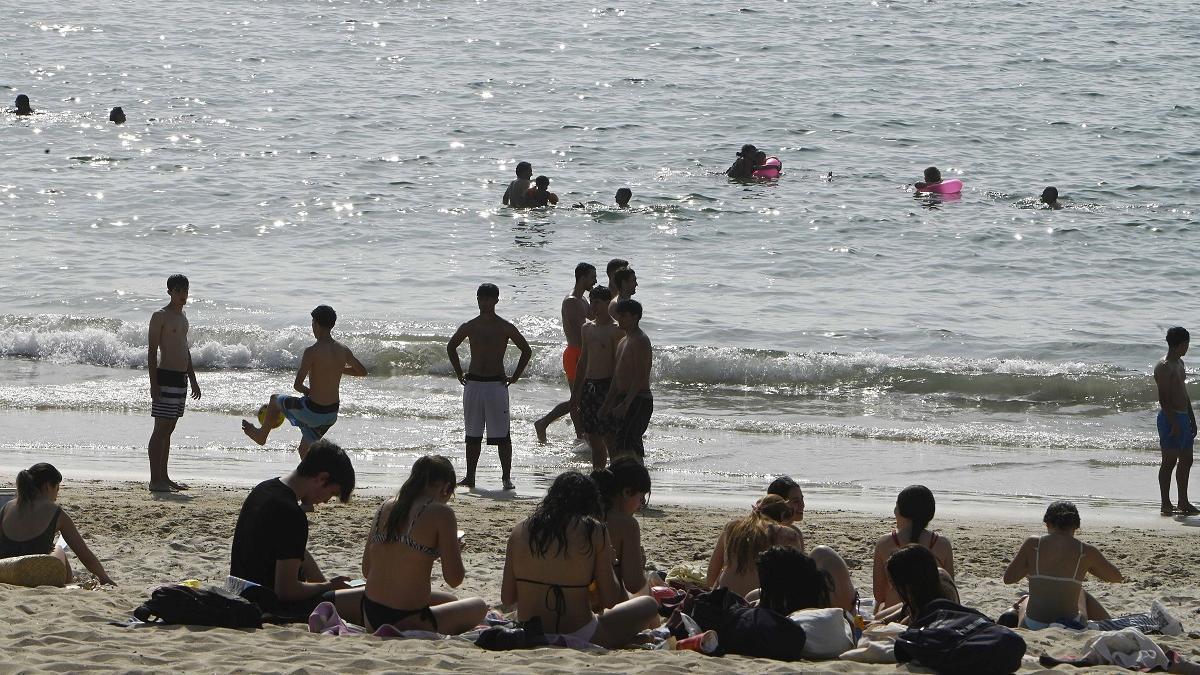 El calor llenó las playas de Vigo la tarde de este lunes