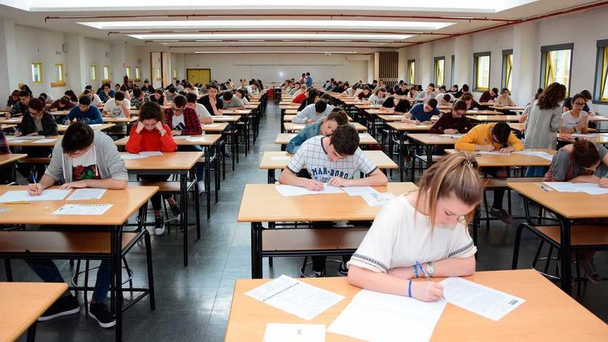 Alumnos gallegos en un examen de Selectividad // Roller