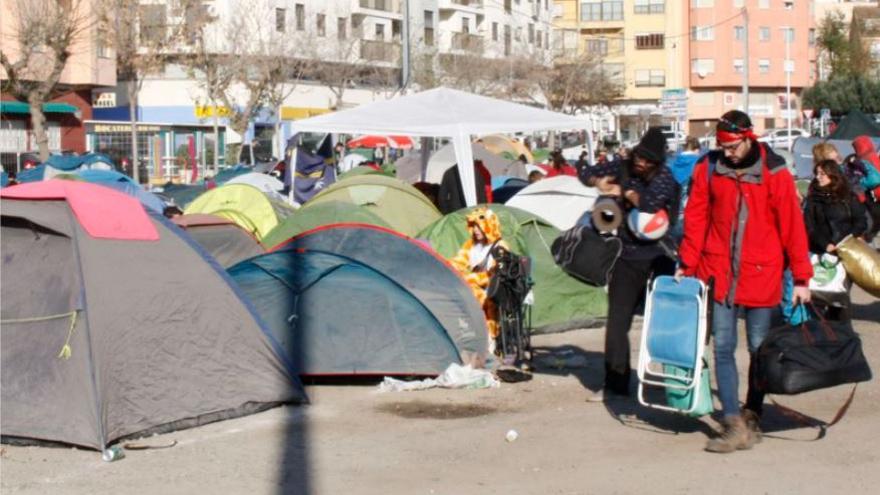 Jóvenes cargados con sus bártulos en el Festivern 2019. | T.Á.C.