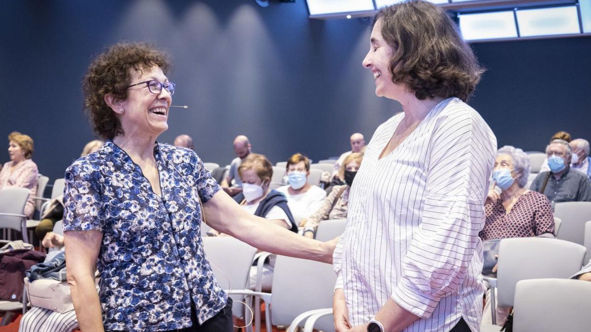 Coral Sanfeliu y María Fernández, ayer, en el Club. | Valentina Ciuca