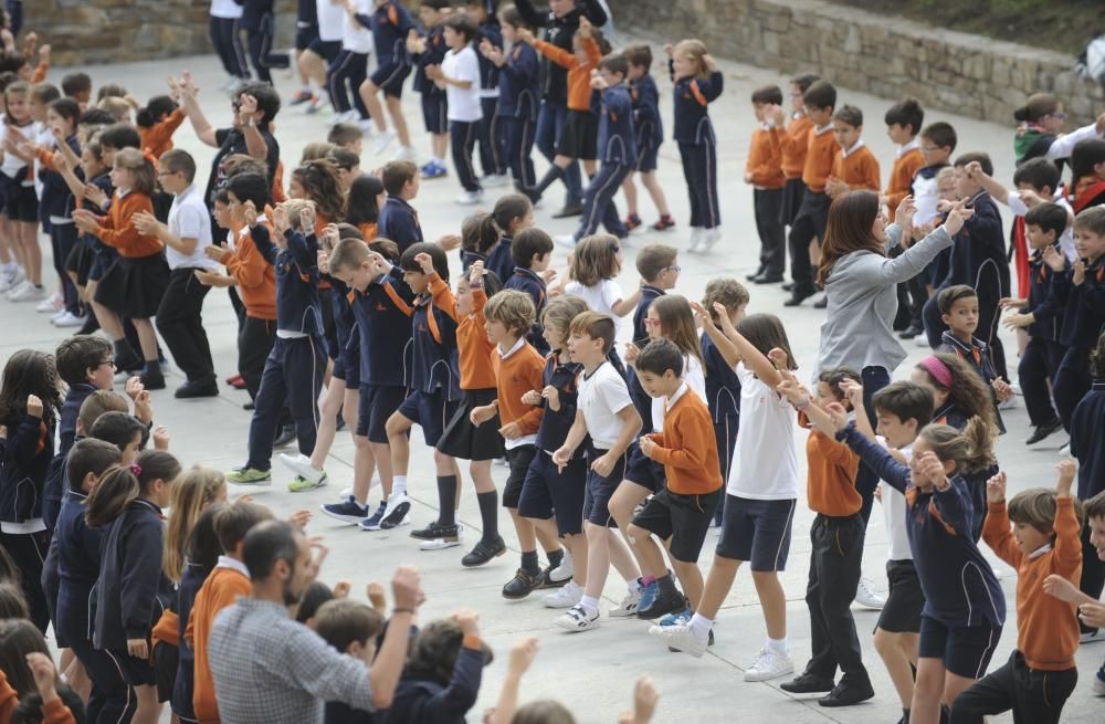 Muiñeira con 450 alumnos del colegio Franciscanas