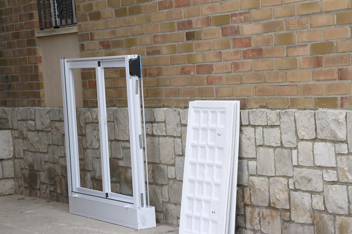 Obras para sustituir las ventanas del cuartel de la Guardia Civil de Puçol.