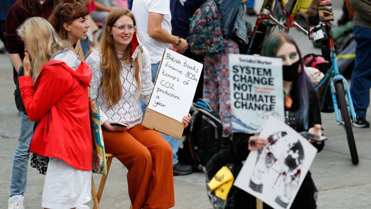 Activistas de Extinction Rebellion en Trafalgar Square este lunes.