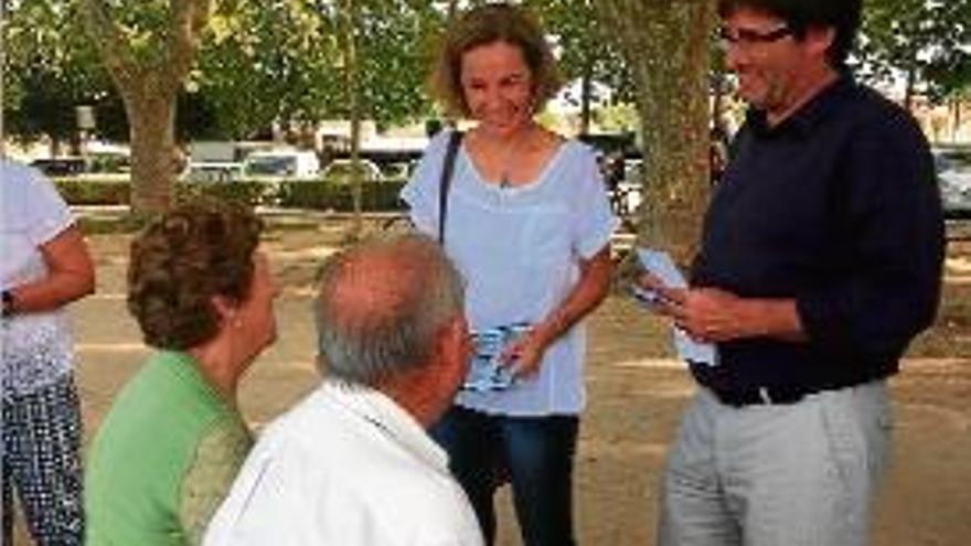 Anna Caula i Carles Puigdemont, fent campanya a Banyoles.
