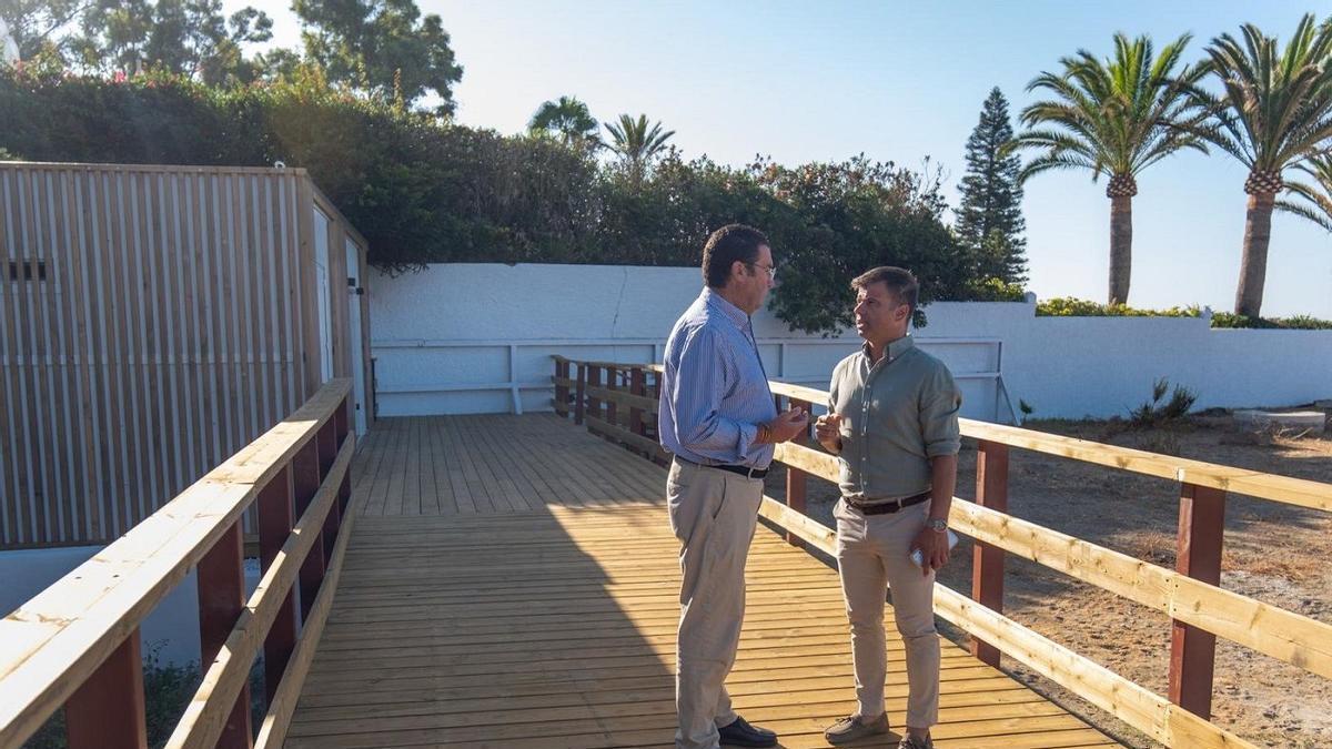 El concejal de Obras, Diego López, y el director general del distrito, Carlos Alcalá.