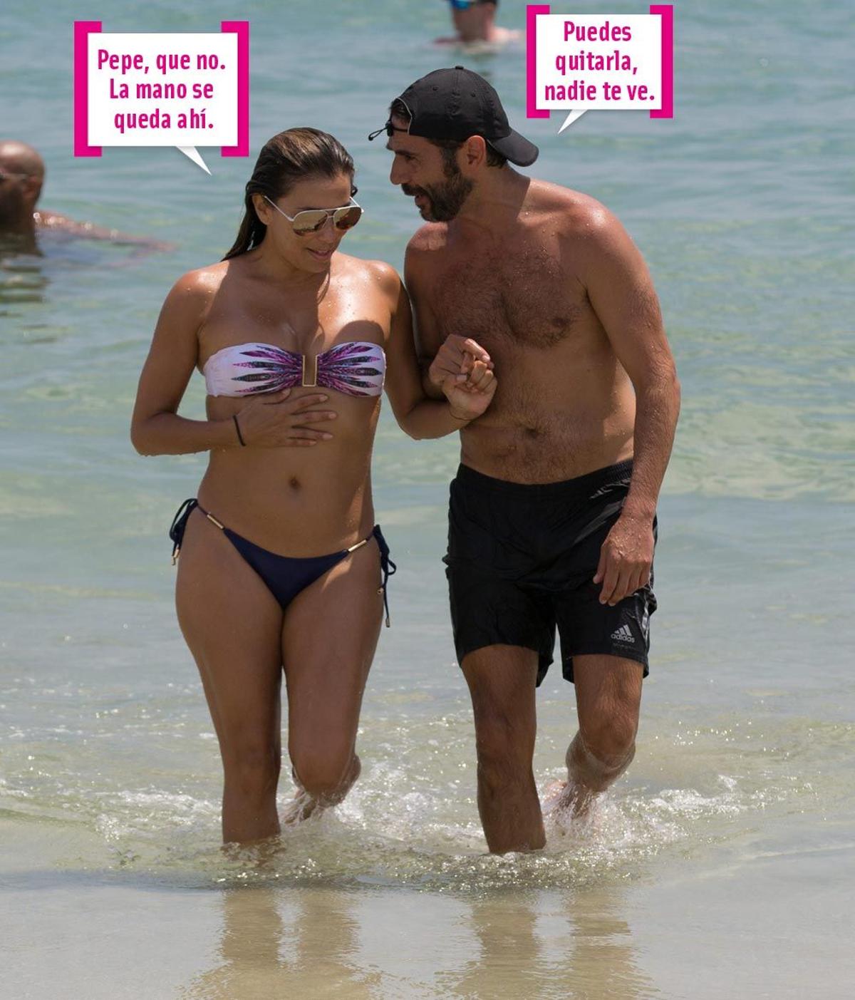 Eva Longoria y José Antonio Bastón tienen una pequeña conversación a la salida del agua en Ibiza