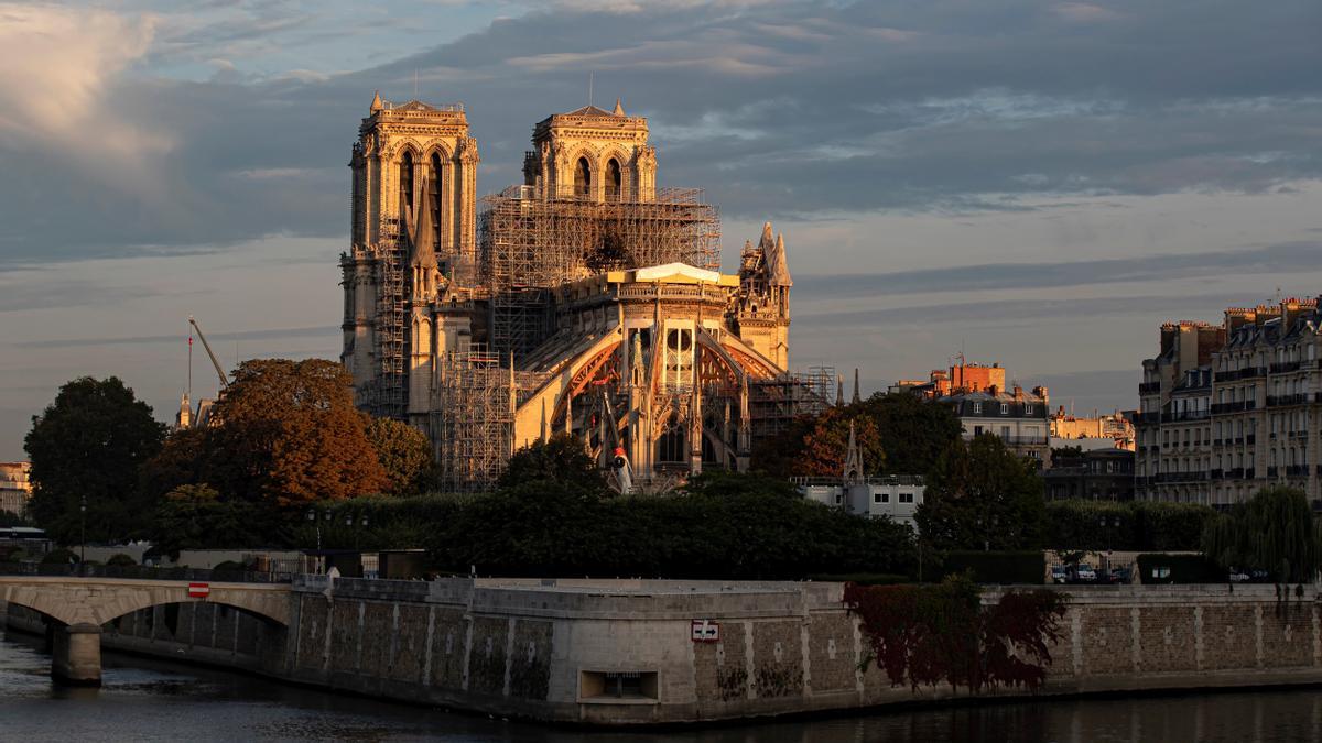 Viajes en el tiempo para visitar Notre Dame en realidad aumentada