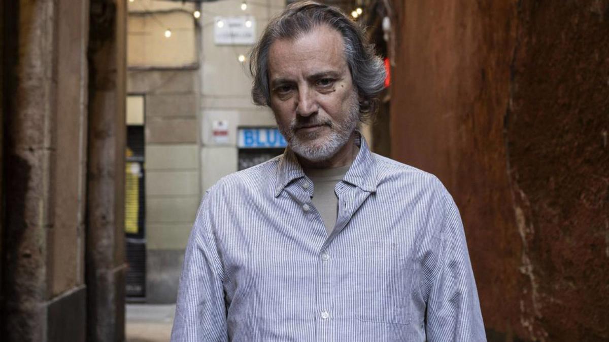 Miquel Borràs, al costat de la seu de la FAVB, al Gòtic, dimecres passat. | MACARENA PÉREZ Miquel Borràs, al costat de la seu de la FAVB, al Gòtic, dimecres passat. | MACARENA PÉREZ