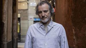 Miquel Borràs, al costat de la seu de la FAVB, al Gòtic, dimecres passat.  | MACARENA PÉREZ