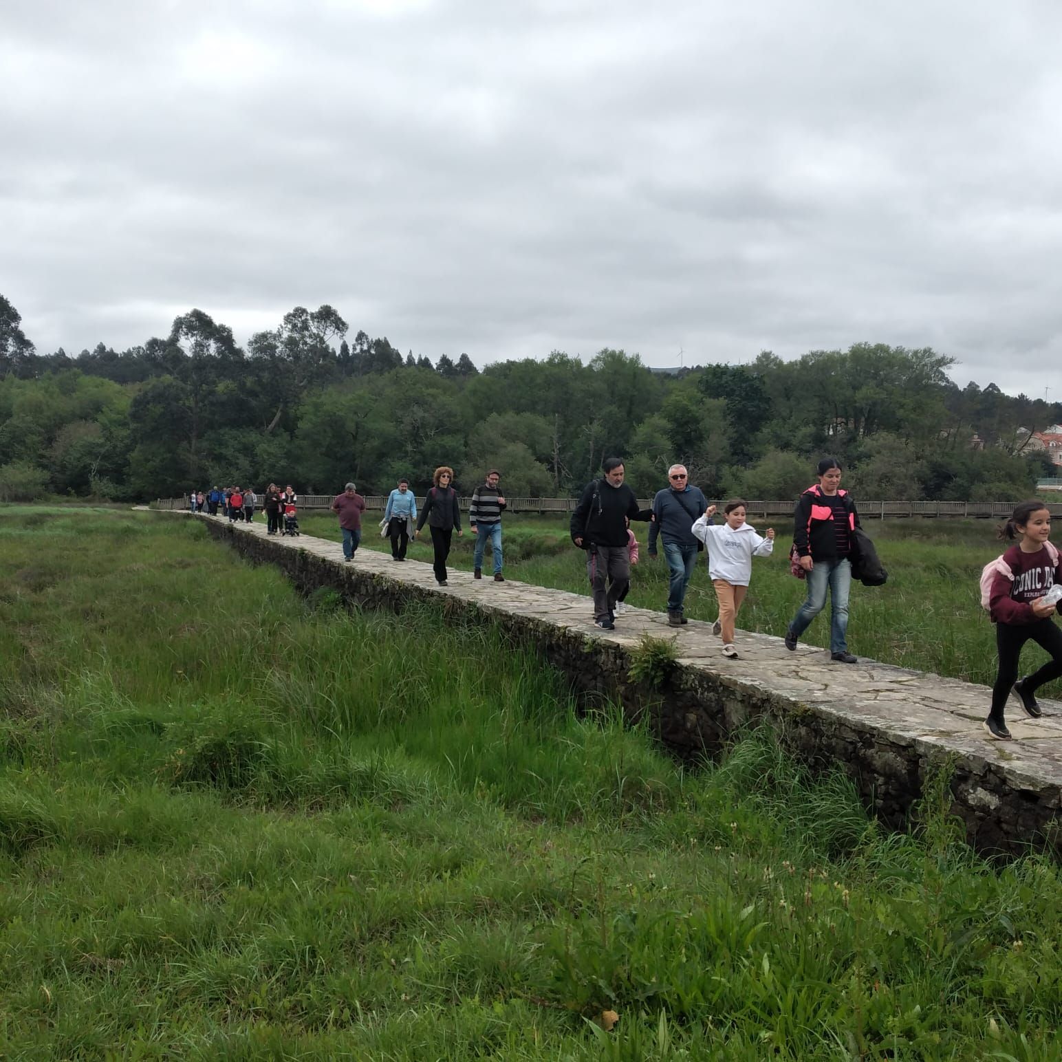 Un momento de la ruta organizada por el colectivo A Rula y la ANPA As Lombas, en Catoira.