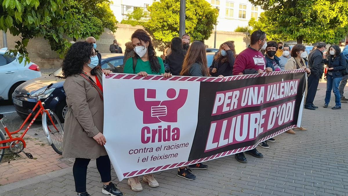 Vecinos de Benicalap protestan contra la agresión racista a una frutería. Foto: @CridaCr