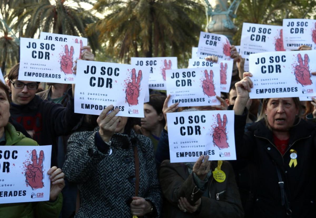 Imatge d’uns quants concentrats a la roda de premsa de CDR amb els cartells ’’jo sóc CDR’’, el 12 d’abril de 2018 (horitzontal). 4640#Agencia ACN