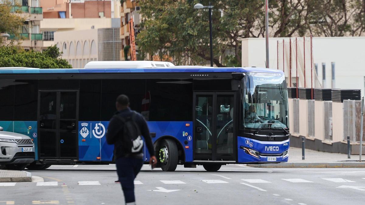 Un autobús en la parada del Cetis en Ibiza en una imagen de archivo.