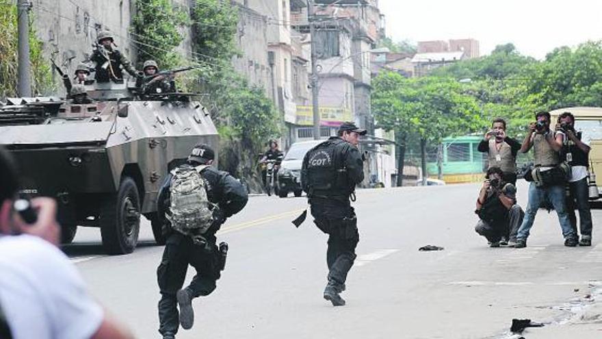 Soldados brasileños, ayer, tomando posiciones en la favela Complejo del Alemán.