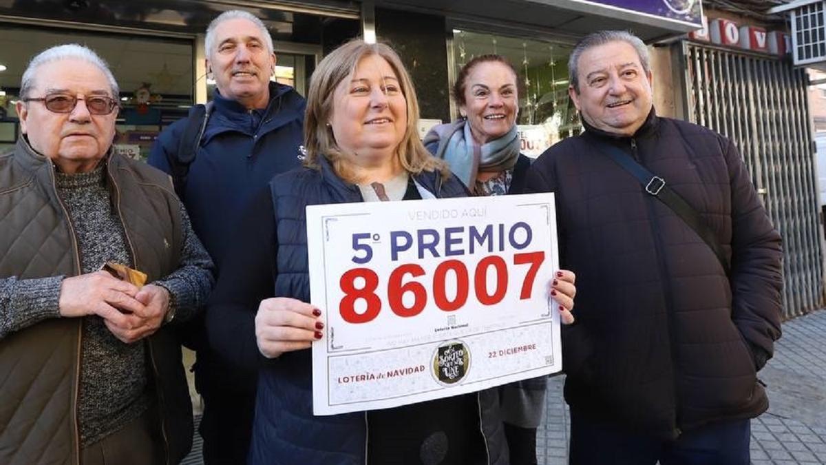Toñi López, dueña de la administración de lotería de la avenida de Almogávares con Pintor Ruiz Saravia, y unos amigos, tras dar uno de los quintos premios del sorteo del Gordo.