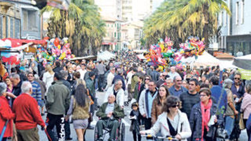 Las calles de Inca se preparan para la avalancha humana que implica el Dijous Bo.